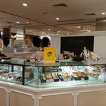 アンジェリーナ - 小さなお店にモンブランがずらり