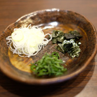 赤坂 蕎介 - ごまだれ 1134円 の紫蘇、海苔、ネギ