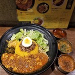 SPICY CURRY 魯珈 - 限定カレー 麻婆豆腐咖喱～kiwami～のろかプレート＋魯珈チキンカレーのぷちカレー＋ラムカレー(ビンダル風)のぷちカレー＋クリーミィ野菜コルマカレーのぷちカレー