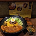 SPICY CURRY 魯珈 - 限定カレー 麻婆豆腐咖喱～kiwami～のろかプレート＋魯珈チキンカレーのぷちカレー＋ラムカレー(ビンダル風)のぷちカレー＋クリーミィ野菜コルマカレーのぷちカレー