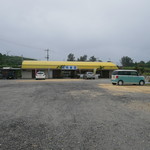 満月食堂 - だだっ広い駐車場＋お店