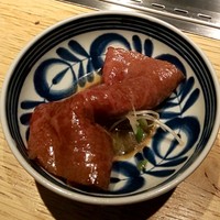 肉亭ふたご iki 新宿店 - ｢肉亭だしたれ焼き｣をレアでいただけます
