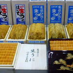 ウニ専門レストラン  unico-co - （在庫ウニ披露―撮影タイム♪）