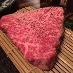 焼肉一頭両騨 - 上カルビ。脂の乗りがすごい。甘かったです。