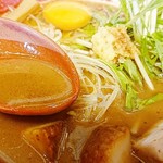 徳島ラーメン 麺王 - スープは甘辛くドロッ系