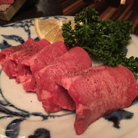 焼肉一頭両騨 町田本店 - 生タン。程良い食感です。
