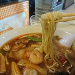 中華料理 鳳凰 - もう1枚、広東めんの麺をパシャッ！