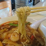 中華料理 鳳凰 - 広東めんの麺をアップでパシャッ！