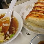中華料理 鳳凰 - 中華スープとギョーザ。