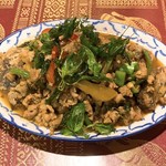 ソムタム - カイジョウマ・ガパオグロップ(ピータンと揚げガパオの炒め)