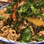 ソムタム - カイジョウマ・ガパオグロップ(ピータンと揚げガパオの炒め)アップ