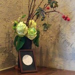 そば屋 案山棒 - カウンターの花