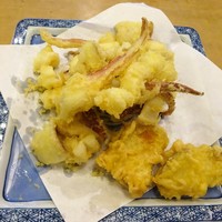 河太郎 中洲本店 - イカ活造り（約430g）：後造りの天婦羅とさつま芋天（サービス）