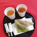 Idutsu Yatsuhashi Hompo - お店でサービスしていただいた生八ツ橋とお茶