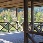 森の和食レストラン やまゆり - 店内からテラスに出ると山と川の景色が。
