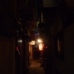 やきとり 蛍茶屋 - 細い路地にちょうちんがあります。