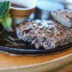 ココス - "牛肉漢堡排（うしにくハムブルグ・ステイク）"、斷面（きりくち）