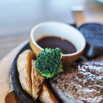 ココス - "牛肉漢堡排（うしにくハムブルグ・ステイク）"、牛肉漢堡排（うしにくハムブルグ・ステイク）＋土芋（ほど）＋西蘭花（はなめやさい）