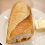 Bistro feve - ポークソテー マスタードソース 950円 のパン、バター