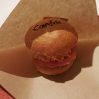 Convivio - 帆立貝貝柱のフライを挟んだコンビ風バーガー；上には'Convivio'の焼印が