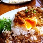 curry diningbar 笑夢 - キーマ＆ビーフ‼  ご飯の中にはとろーり玉子