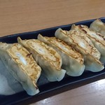 栄昇らーめん - 餃子と半ライスセット（300円）の餃子