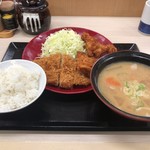 かつや - ロース・から揚げ定食 853円   とん汁（大）変更43円