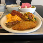 久慈第一ホテル - 朝食(スクランブルエッグ、ソーセージ、魚フライ、ナスのベーコン巻き、バリそばほか)