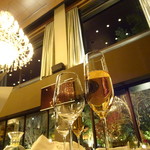 アマンダンライズ - ノンアルのスパークリングワインと煌びやかなシャンデリア