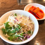 さんか亭 - 【2018年08月】ランチのキムチとサラダ。