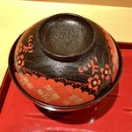 銀座 しのはら - 鯨のコロと牛蒡 なめこ 三つ葉の白味噌仕立て1