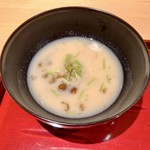 銀座 しのはら - 鯨のコロと牛蒡 なめこ 三つ葉の白味噌仕立て2