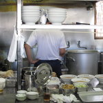 青竹手打ラーメン 日向屋 - ラーメン製作中の「大将」と、左は「お弟子さん」・・