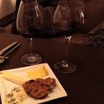 ワインアンドダイン・ソワ - ぶらりと入った時の写真。チーズの盛り合わせとワイン。ワインはグラスなのに、その場で空けてもらいました