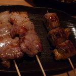 Yakitori Hotaruchaya - 豚バラ（左）、しそコーン巻