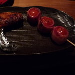 Yakitori Hotaruchaya - 手羽先（左）、トマトベーコン（右）