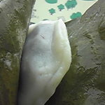 ふるさと茶屋 - 朴葉に餅がくるまれてます。