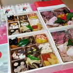 馳走 啐啄一十  - 2019年の馳走啐啄一十のお節
      今年は2箱お願いしました。
      お値段は税込54,000円×2箱ですが5人で食べましたので、１人あたり21,600円です。
      
      ペリエ・ジュエ・ベル・エポックを合わせました。