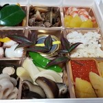 馳走 啐啄一十  - 馳走啐啄一十のお節、天段
      煮物は超薄味の綺麗な美味しさ。
      食材と出汁の素晴らしさが際立ちます。