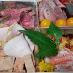 馳走 啐啄一十  - 馳走啐啄一十のお節、地段
      肉食の娘達が大絶賛！
      野生の狼の如く喰らってました。