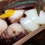 馳走 啐啄一十  - (03)真蛸(香川県産)の桜煮
      妻のお気に入り。
      これも超薄味が滲みて美味しい。
      
      (04)百合根(北海道真狩村産)
      脇役だけどほろ甘くてサッパリ。
      これも良い味わいです。