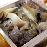 馳走 啐啄一十  - (07)真つぶ貝(北海道襟裳岬産)の軟らか煮
      軟らか煮ですが、クニュクニュとした食感と旨み。
      
      (08)天然蝦夷鮑(北海道松前産)の軟らか煮
      こちらは旨みが引き立つ軟らかさ。
      義母が喜んでいました。