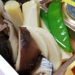 馳走 啐啄一十  - (10)くぬぎ原木椎茸(岡山県美作産)
      しっかりとした歯応えと明確な旨み。
      鮑みたいです。
      
      (11)朝堀り筍(福岡県合馬産・初物)
      大好きな筍が新春から頂けて嬉しい。
      縁起も良いですしね。