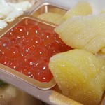 馳走 啐啄一十  - (14)生いくら(新潟県佐渡島産)
      全く塩辛くならない出汁、軟らかな薄皮。
      長女がマイクロいくら丼で頂きました。
      
      (15)生数の子(北海道厚岸湾産・初物)
      船上で鰊から取り出して塩浸けした生数の子。