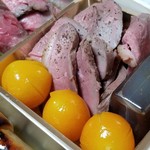 馳走 啐啄一十  - (19)シャラン鴨(フランス産)の燻煙ロースト
      燻製の薫りが食欲をそそります。
      娘達にとってローストビーフのチェイサーとして活躍。(笑)
      
      (20)金柑(和歌山県産)
      甘過ぎずサッパリした箸休め。