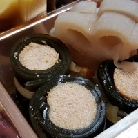 馳走 啐啄一十  - (05)加賀蓮根(石川県金沢産)
                  超薄味が滲みるとこんな味わいなのか！と思うほど深い優しさ。
                  
                  (06)助宗鱈(北海道函館産)の子、昆布巻
                  助宗鱈は超薄味でしっとり煮られています。
                  これまた美味しい。