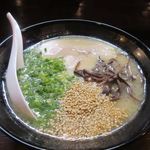 博多屋台居酒屋 中村屋 - まずは博多ラーメンの出来上がりです。