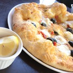 ドライトマトとオリーブPIZZAレモン添え