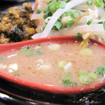 拉麺 空海 - 通常のスープにラードをブレンドするところを、ごま油に変えてるんだそうです。野菜たっぷりという要素に加えて、ヘルシー豚骨の由来はスープにもあります。
