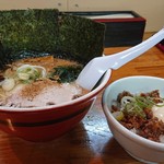 じゃげな - 豚骨醤油ラーメン ￥700 ＋ 温玉そぼろご飯 ￥300